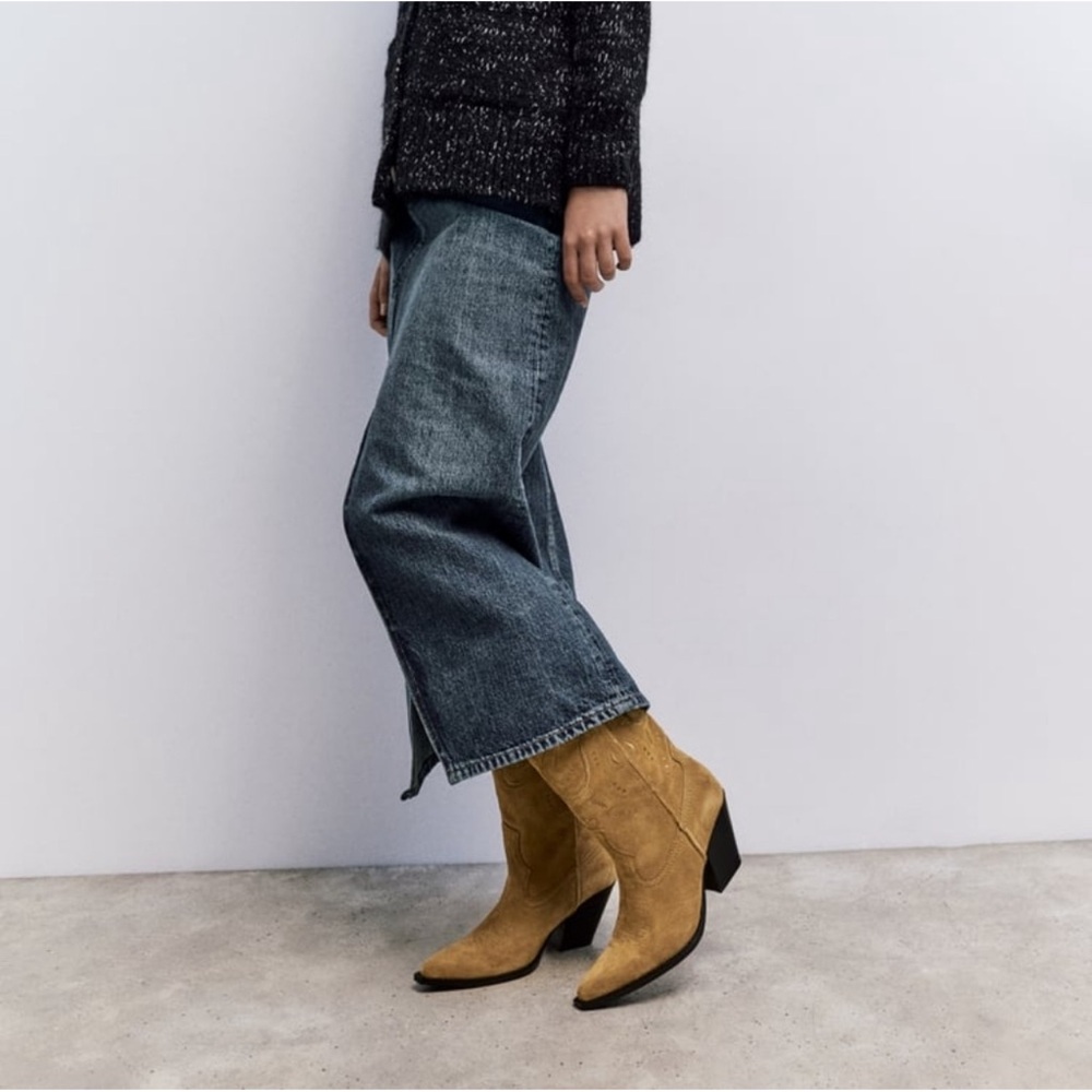 NWT🔥Embroidered Suede Boots - ZARA